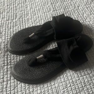 Women’s black sanuk sandals size 10